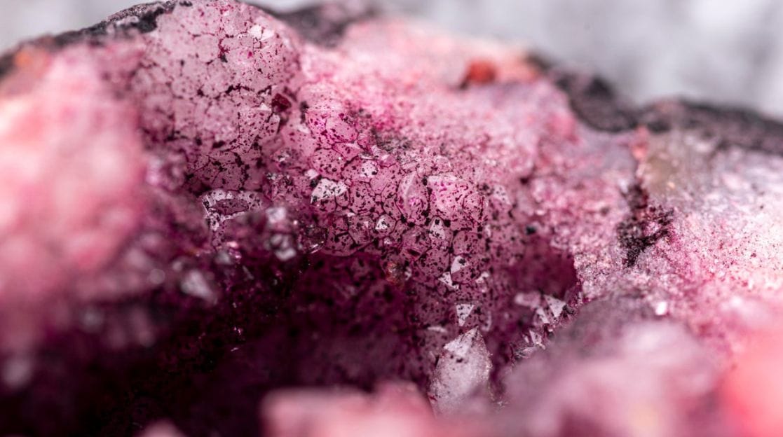 Rhodonite pierre naturelle : un allié incontournable en lithothérapie 10 Bannière Blog Rhodonite